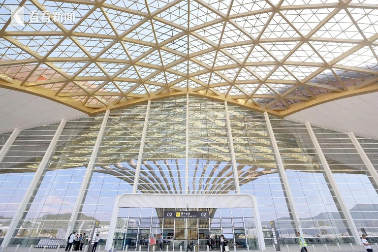 Glass entrance and sweeping roof at Sanya Phoenix Airport Terminal 3