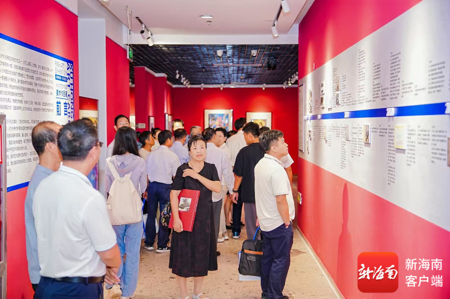 Visitors at the opening of Xu Hongcai’s exhibition in Sanya